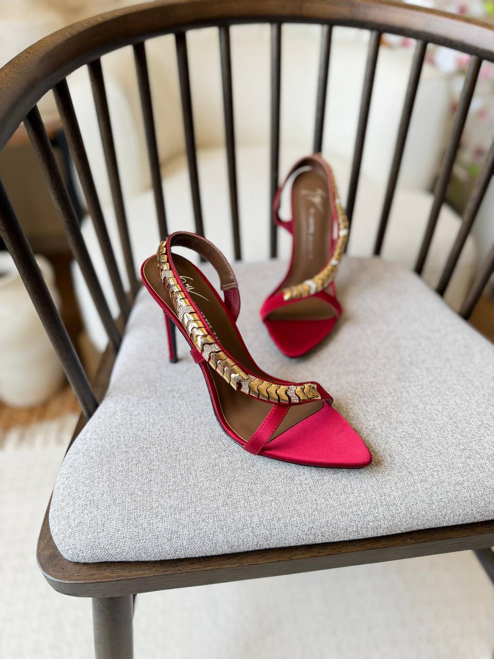 Giuseppe Zanotti
𝑽𝑰𝑷 𝑸𝒖𝒂𝒍𝒊𝒕𝒚
𝑺𝒊𝒛𝒆 35 𝒕𝒐 42 
550 dhs💓

Zain81
♥️♥️♥️
