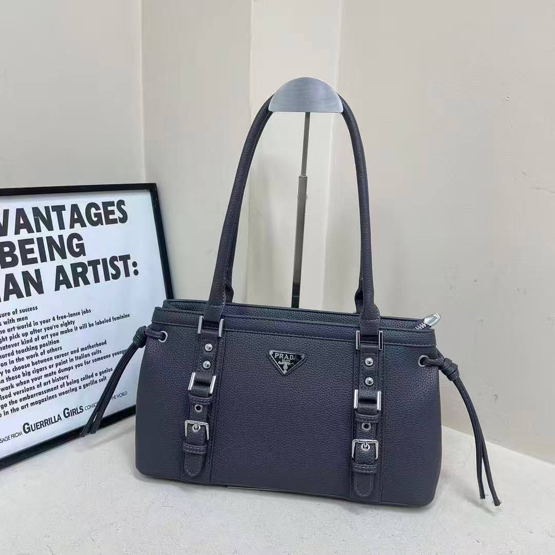 PRADA 
115 dhs✅
Size 34 cm 

Zain161
♥️♥️♥️