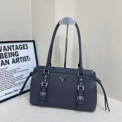 PRADA 
115 dhs✅
Size 34 cm 

Zain161
♥️♥️♥️