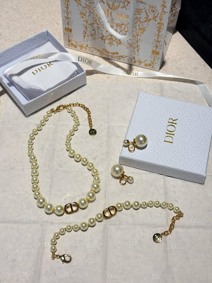 *DIOR*  🤍

🆕🎉🥳🎊🆕
* Dior CD Pearl Necklace , Earings & Braclet 
* full Set Gold-Finish Metal

* ⁠↗️ *Super Master Quality ®️*
For Price 👇 WTSP Text Zain 0568585901

Zain106
♥️♥️♥️