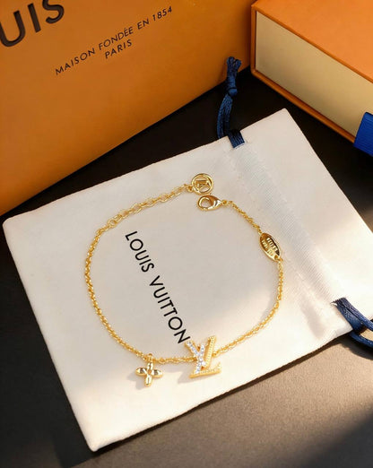 BRACELET
MASTER✨💫
50 DHS💓⭐
 WITH BOX AND PAPER BAG🎁🛍️

Zain89
♥️♥️♥️