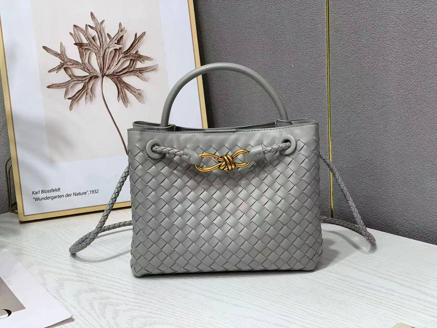 Bottega veneta  

with box 
🎁🎁🎁

100 dhs❤️

Zain177
♥️♥️♥️