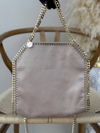 STELLA McCARTENY
25cm
350 dhs✅
Top quality

Zain167
♥️♥️♥️