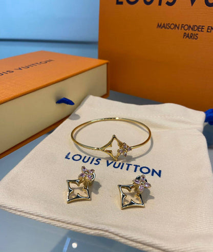 LV set* 🦋
Necklace 
Earrings 
Bangle 
Ring 💍 
Master Quality 💐

150 dhs❣️
normal box 📦

Zain48
♥️♥️♥️