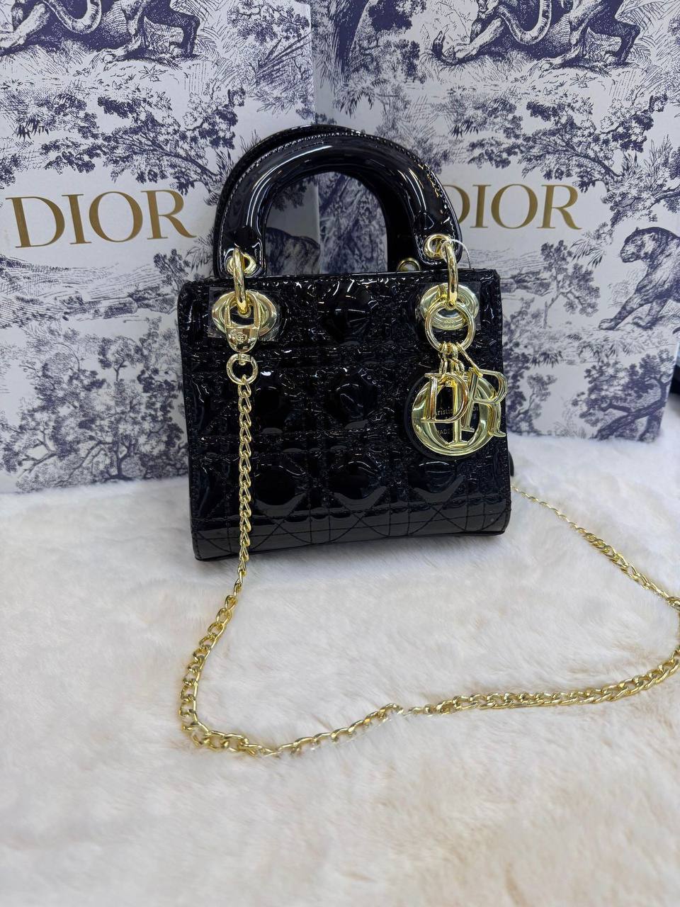 Dior
 (𝐥𝐚𝐝𝐲)
𝐰𝐢𝐭𝐡 𝐛𝐨𝐱 
🎁🎁🎁

𝐥𝐞𝐚𝐭𝐡𝐞𝐫 𝐦𝐚𝐭𝐭𝐞
𝐬𝐢𝐳𝐞:17𝐜𝐦
100 dhs🪙🖤

Zain56
♥️♥️♥️