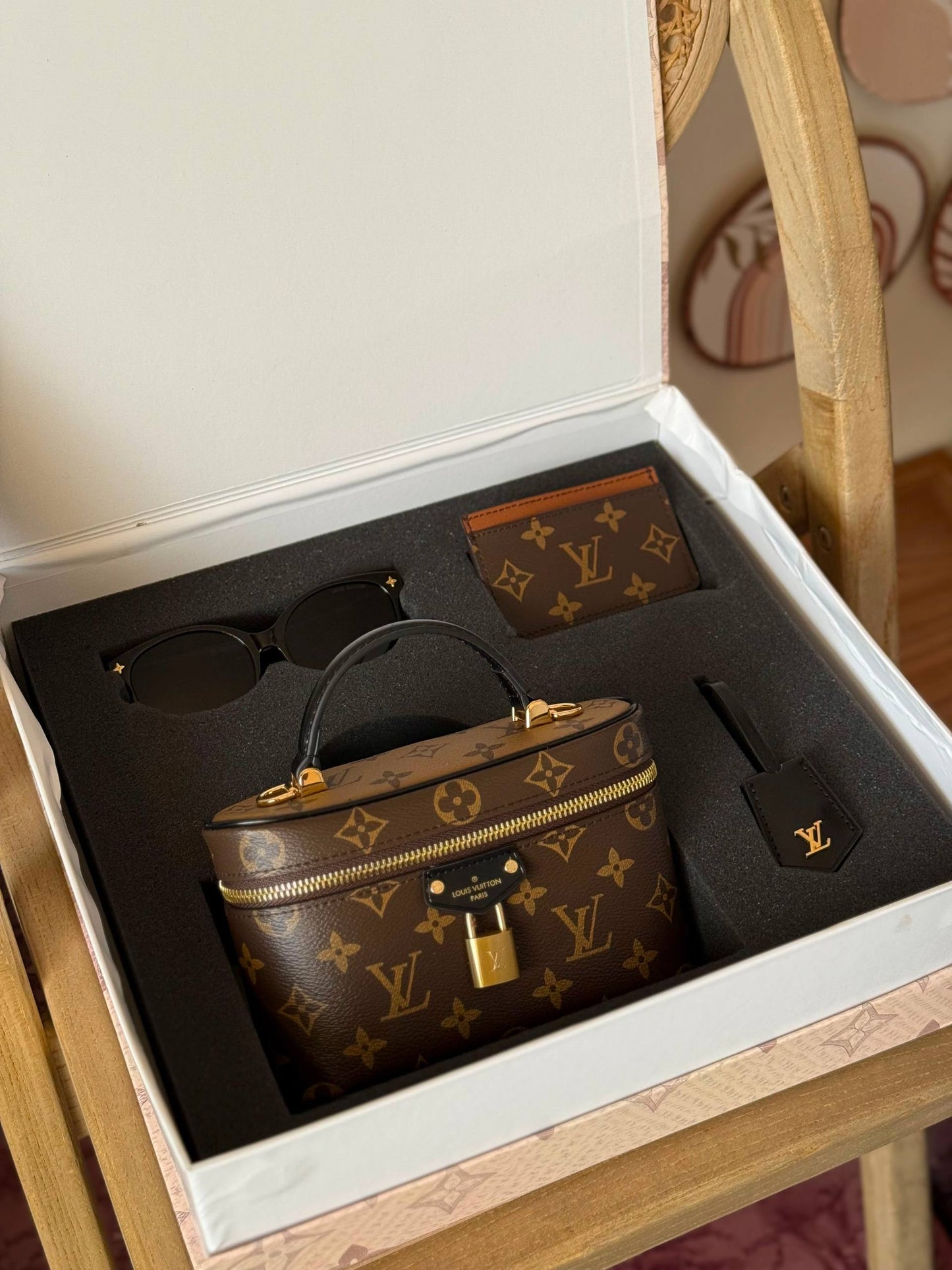 New Collection✨✨✨
LV
19cm
440 dhs✅
*FULL SET(GIFT BOX)*😍😍
*MASTER QUALITY*
With box

Zain167
♥️♥️♥️