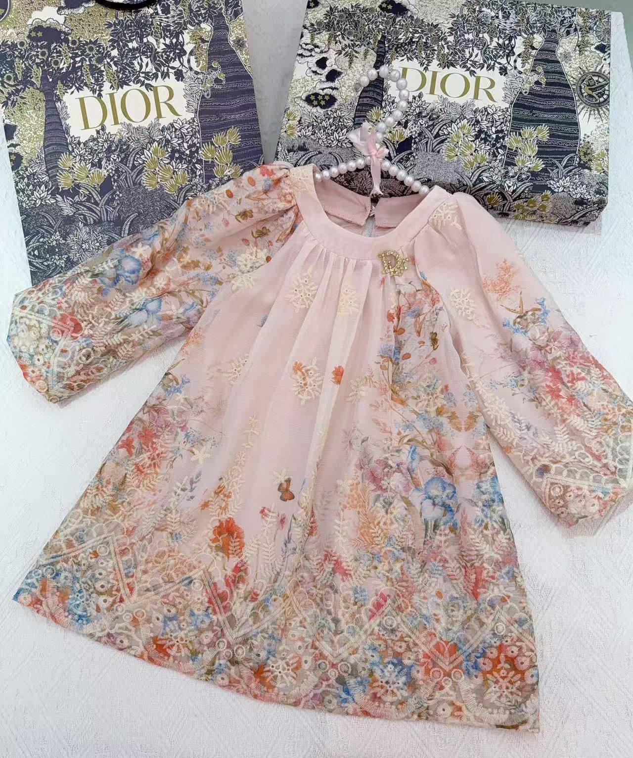 Dior
2-10y 170 dhs❣️

Zain151
♥️♥️♥️