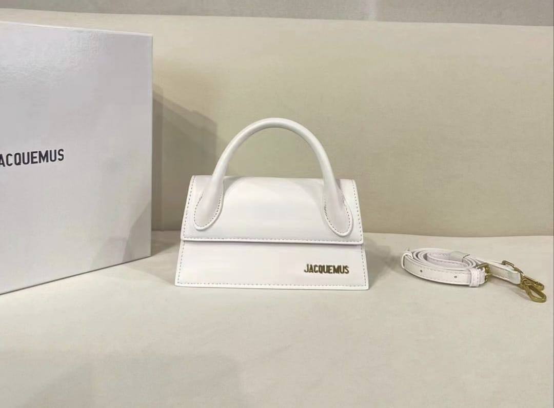 Jacquemus

110 dhs🪙🌨️

Zain143
♥️♥️♥️