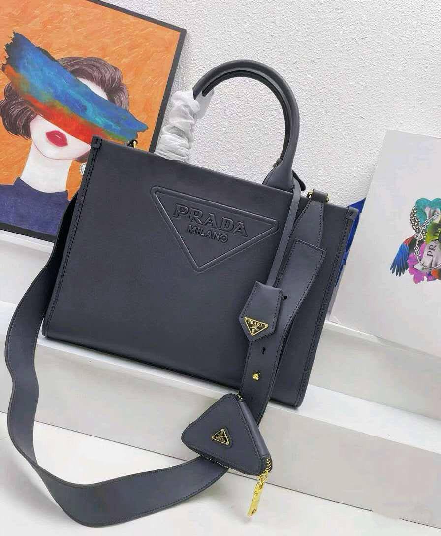 PRADA NEW CAME 
GOOD QUALITY 
100 dhs🇦🇪🇦🇪
SIZE: 33cm

Zain295
♥️♥️♥️