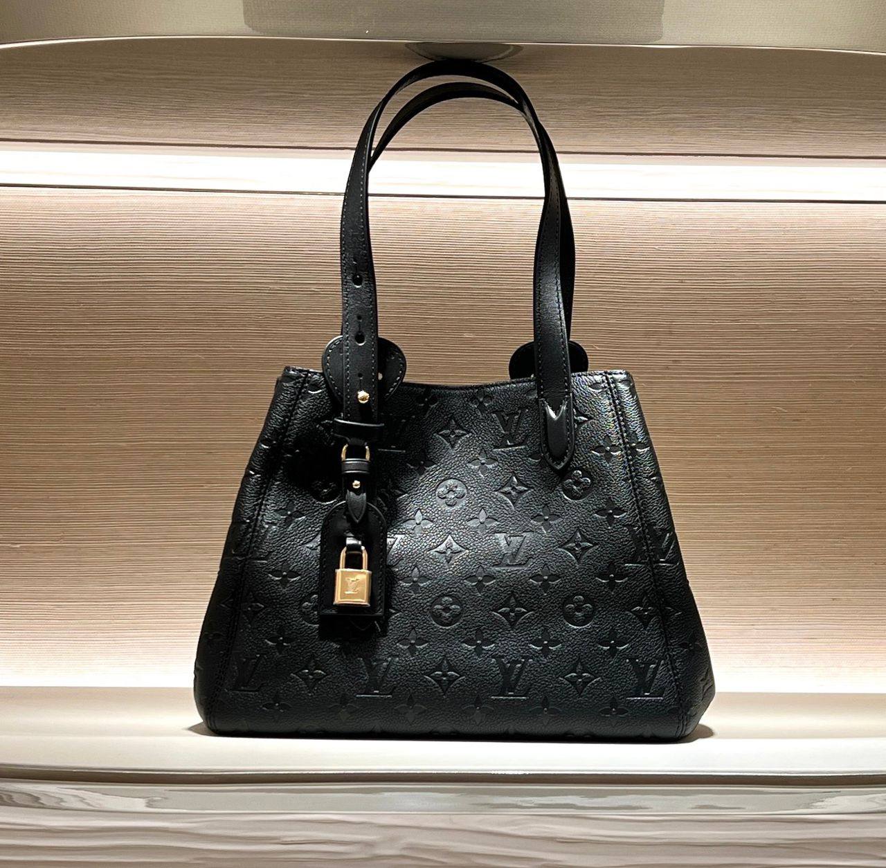 LV

100 dhs💓

GOOD-quality 

with box🎁🎁🎁

Zain35
♥️♥️♥️