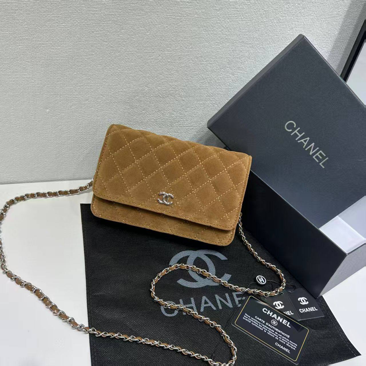 Chanel

withbox 
🎁🎁🎁

100 dhs🪙💕
good quality

Zain143
♥️♥️♥️