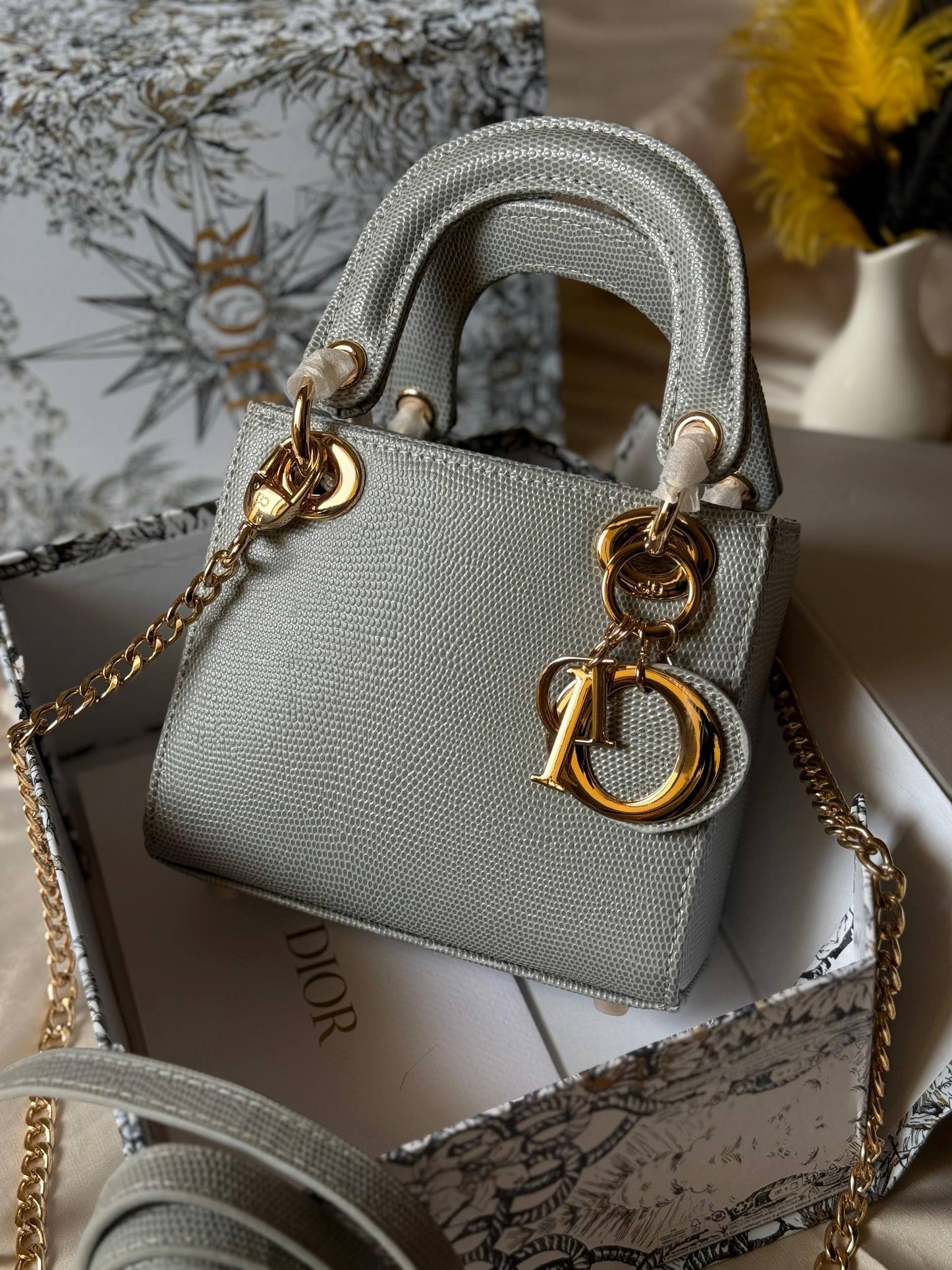 DIOR
17cm
340 dhs💓
Top quality 
With box🎁

Zain167
♥️♥️♥️