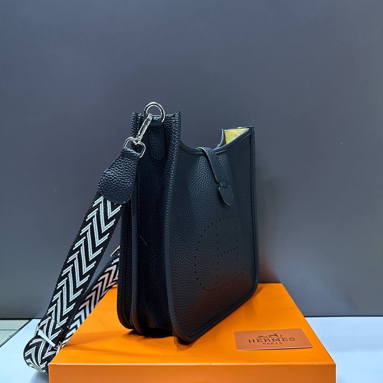 Hermes

25*24*12  cm

With box
🎁🎁🎁

80 dhs✅

Zain17
♥️♥️♥️