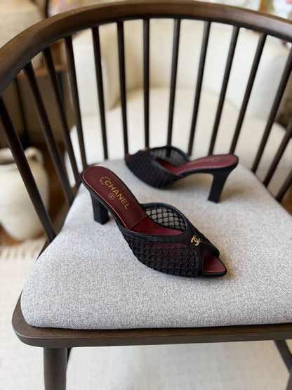 Chanel 
𝑨𝑨𝑨 𝑸𝒖𝒂𝒍𝒊𝒕𝒚
𝑺𝒊𝒛𝒆 𝟑5 𝒕𝒐 𝟒2 
450 dhs✅

Zain81
♥️♥️♥️