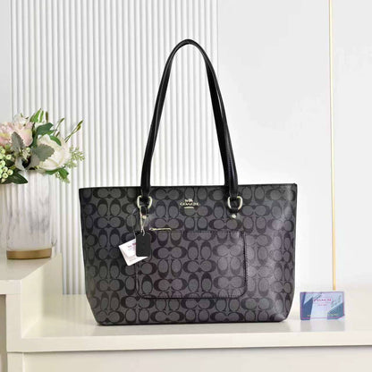 Coach 
85 dhs✅
size 43×10×26cm

Zain42
♥️♥️♥️