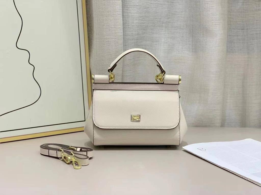 D&G
100 dhs✅
size：22cm
good-quality

with box

Zain35
♥️♥️♥️