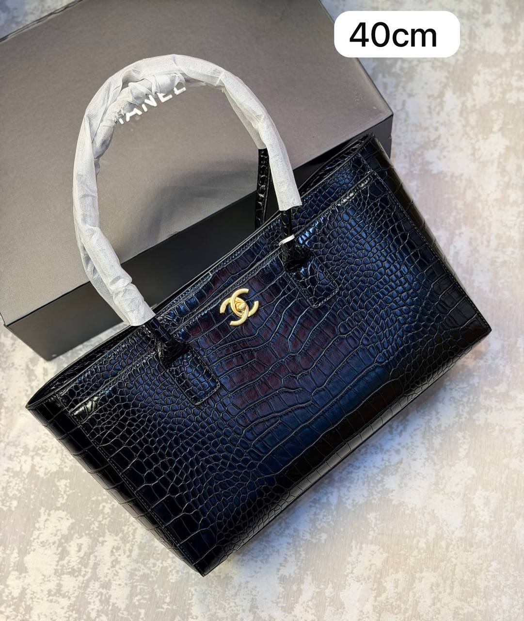 Chanel
Copy1.    
300 dhs🇦🇪🇦🇪
with box 
Size 40 cm

Zain175
♥️♥️♥️