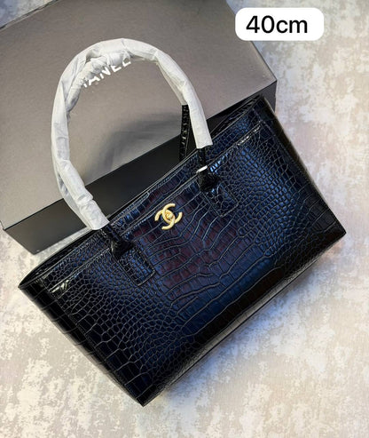 Chanel
Copy1.    
300 dhs🇦🇪🇦🇪
with box 
Size 40 cm

Zain175
♥️♥️♥️