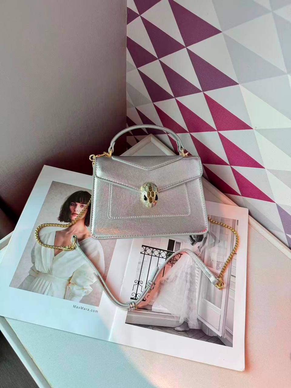 Bvlgari
Best quality with box’s 
120 dhs🇦🇪🇦🇪
Size 20 CM

Zain290
♥️♥️♥️