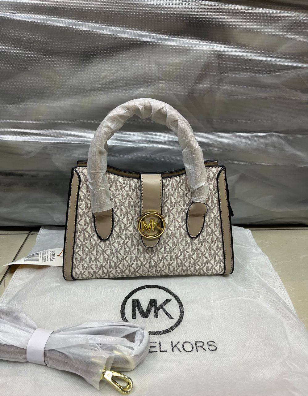 MK 
95 dhs🇦🇪🇦🇪
size 24×10×17cm

Zain213
♥️♥️♥️