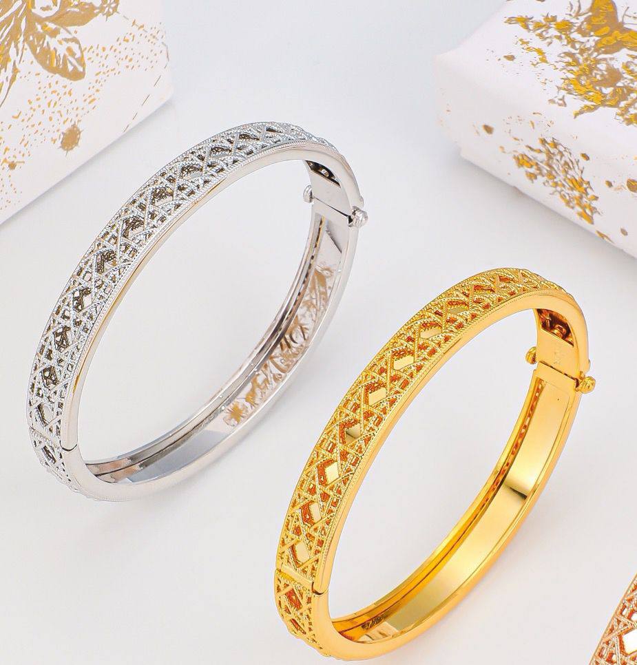 Dior ❤️‍🔥*
Bangle ✨
Ring 💍 size available 👇
6,7,8,9
Master quality 💯
With normal boxes 📦 
140 dhs✅
With master box 🗃️ 
150 dhs✅

Zain216
♥️♥️♥️