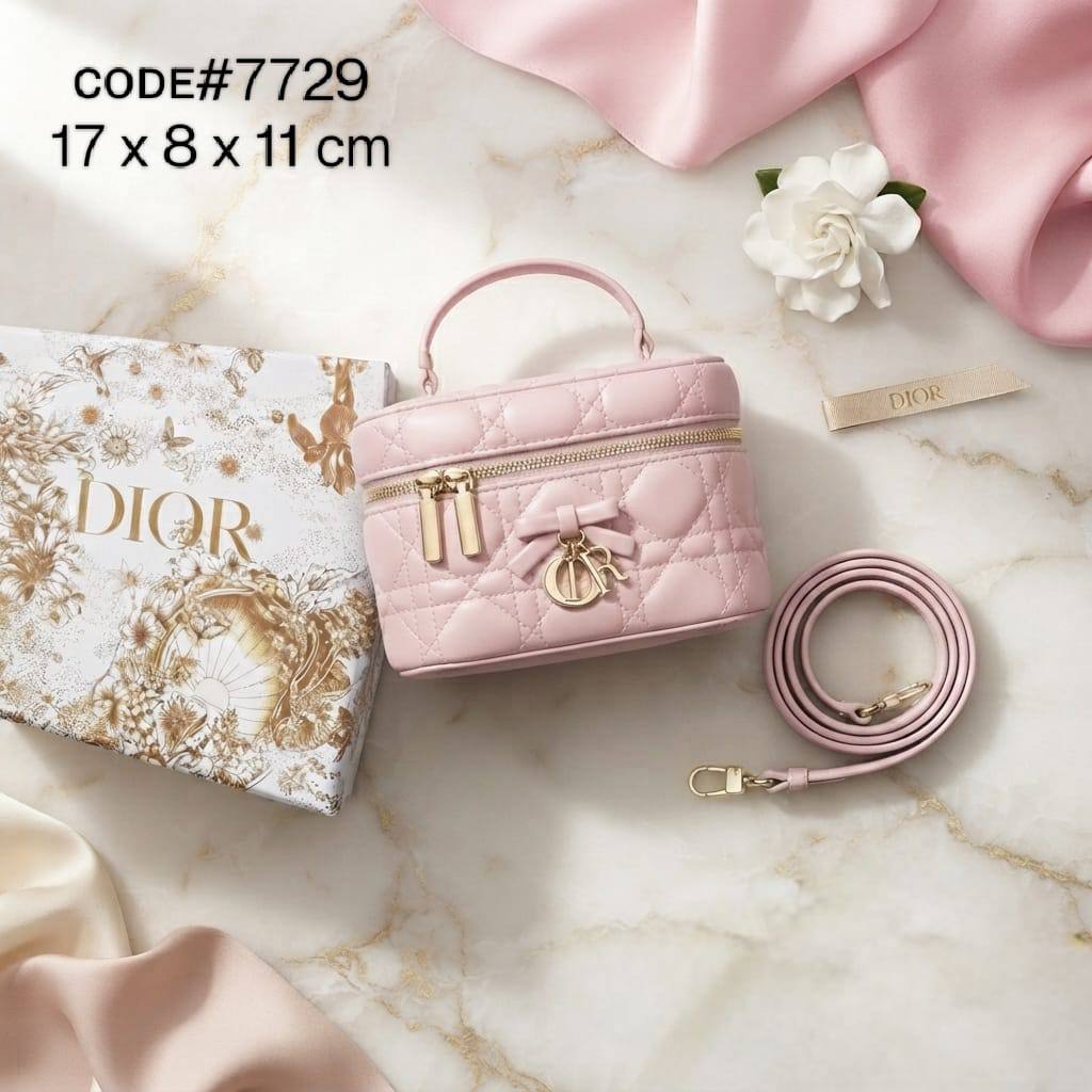 Dior
ᴠᴀɴɪᴛʏ ᴄᴀsᴇ ᴛᴏᴘ ʜᴀɴᴅʟᴇ
ʙᴏᴡ ᴅᴇsɪɢɴ ɪɴ ᴄʜᴀʀᴍs ʟᴏɢᴏ
ᴄᴀɴɴᴀɢᴇ ʟᴀᴍʙsᴋɪɴ ʟᴇᴀᴛʜᴇʀ
ɢᴏʟᴅ ʜᴀʀᴅᴡᴀʀᴇ
ᴡɪᴛʜ ʟᴏɴɢ ʙᴇʟᴛ sᴛʀᴀᴘ
sɪᴢᴇ : 17 cm
ᴡɪᴛʜ BOX

80 dhs✅

Zain31
♥️♥️♥️