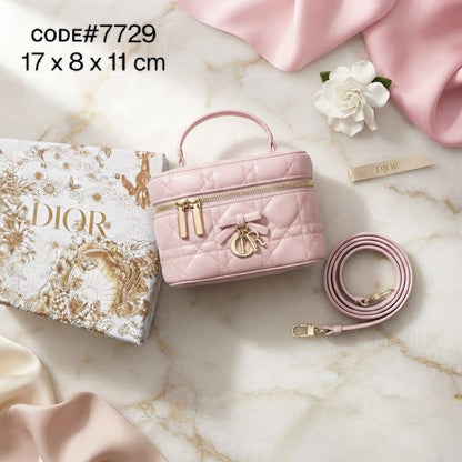 Dior
ᴠᴀɴɪᴛʏ ᴄᴀsᴇ ᴛᴏᴘ ʜᴀɴᴅʟᴇ
ʙᴏᴡ ᴅᴇsɪɢɴ ɪɴ ᴄʜᴀʀᴍs ʟᴏɢᴏ
ᴄᴀɴɴᴀɢᴇ ʟᴀᴍʙsᴋɪɴ ʟᴇᴀᴛʜᴇʀ
ɢᴏʟᴅ ʜᴀʀᴅᴡᴀʀᴇ
ᴡɪᴛʜ ʟᴏɴɢ ʙᴇʟᴛ sᴛʀᴀᴘ
sɪᴢᴇ : 17 cm
ᴡɪᴛʜ BOX

80 dhs✅

Zain31
♥️♥️♥️