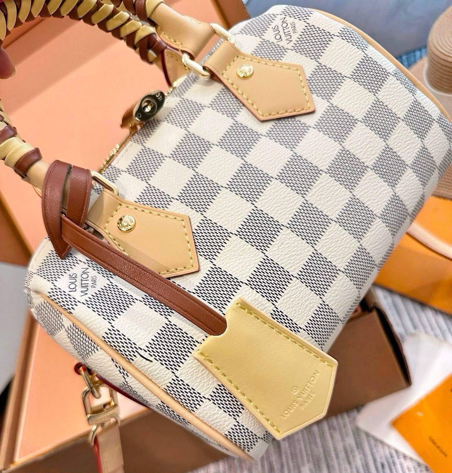 LV
 SPEEDY NEW DESIGN MASTER QUALITY 
WITH BOX 
240 dhs✅
20CM

Zain295
♥️♥️♥️