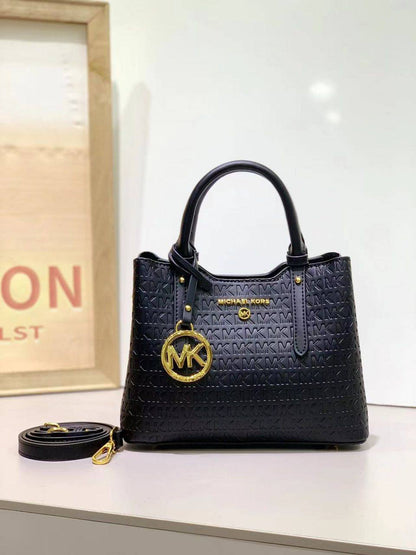 MK
100 dhs💓
SIZE：22cm
Good-quality 

with box
🎁🎁🎁

Zain35
♥️♥️♥️