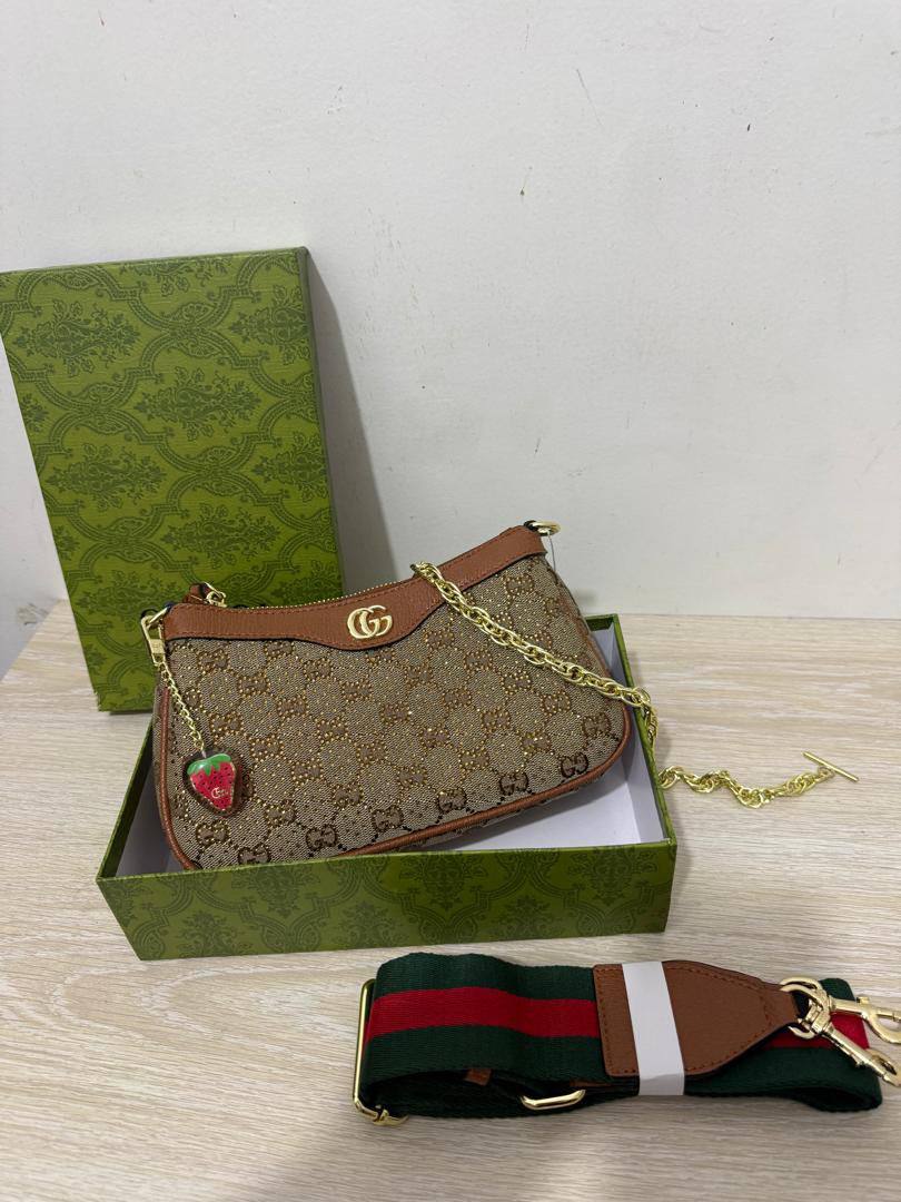 Gucci
100 dhs✅
Good-quality 

with box
🎁🎁🎁

Zain39
♥️♥️♥️