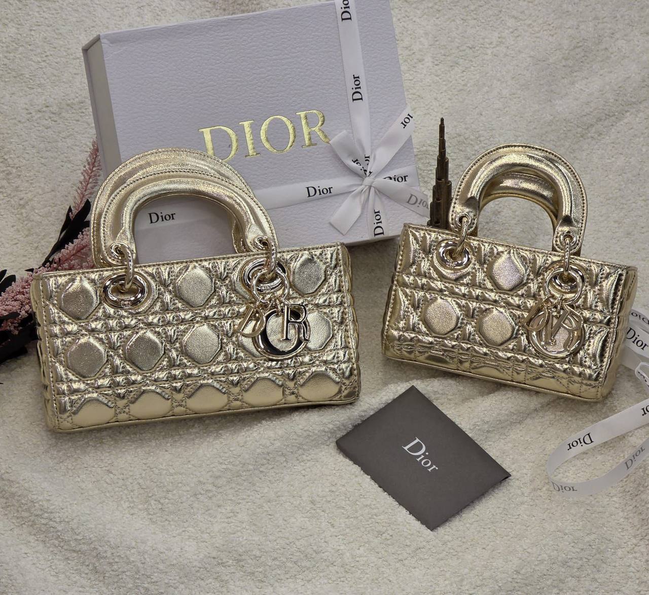 Dior 
Master🌺🌺
    17Cm 250 dhs💛
    22Cm 290 dhs💛
With Box Quality

Zain131
♥️♥️♥️
