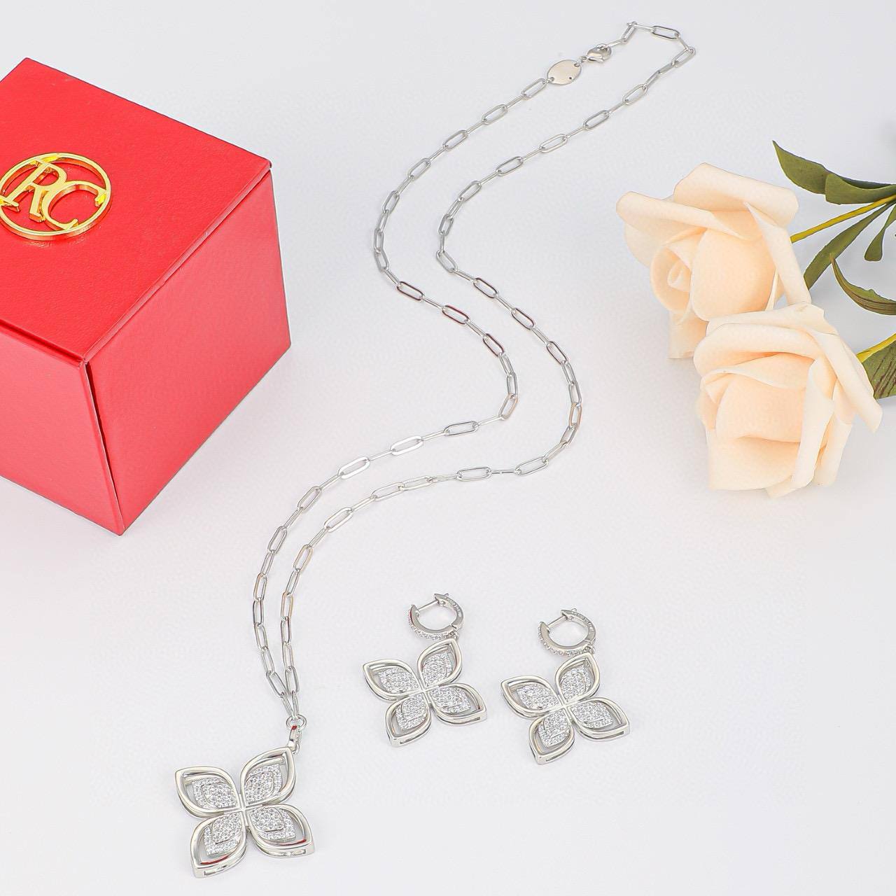 Roberto Coin 
NECKLACE EARRINGS
130 DHS🪙🌨️SET

Zain89
♥️♥️♥️