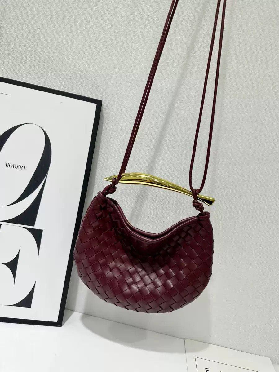 BOTTEGA 
GOOD QUALITY 
WITH BOX 
🎁🎁🎁

120 dhs✅

Zain295
♥️♥️♥️