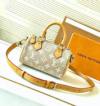 LV SPEEDY MINI SIZE GOOD QUALITY WITH BOX 
100 dhs🇦🇪🇦🇪
Size:16cm

Zain195
♥️♥️♥️