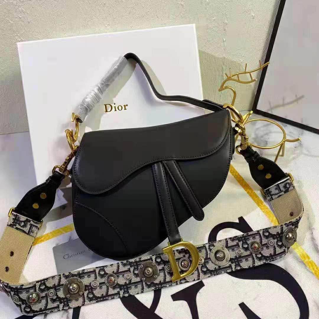 Dior
115 dhs🪙🖤

With Box
🎁🎁🎁

Zain50
♥️♥️♥️
