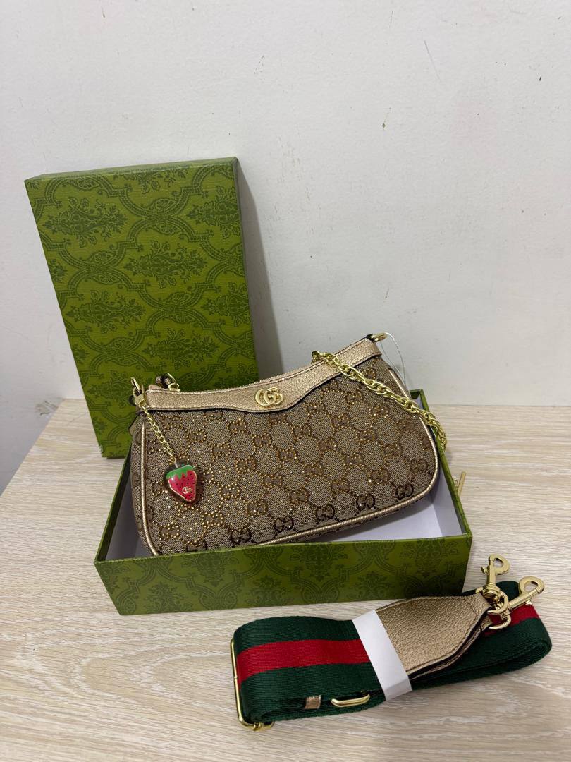 Gucci
100 dhs✅
Good-quality 

with box
🎁🎁🎁

Zain39
♥️♥️♥️