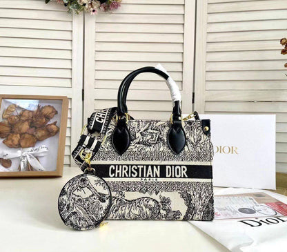 Dior 

Good Quality

With Box 🎁🎁🎁

110 dhs🇦🇪

Zain250
♥️♥️♥️