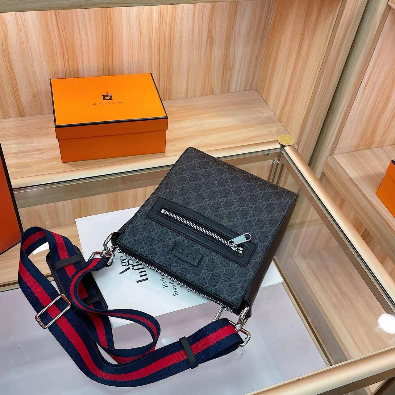Gucci

24*20*6  cm

95 dhs 🇦🇪🇦🇪🇦🇪

Zain17
♥️♥️♥️