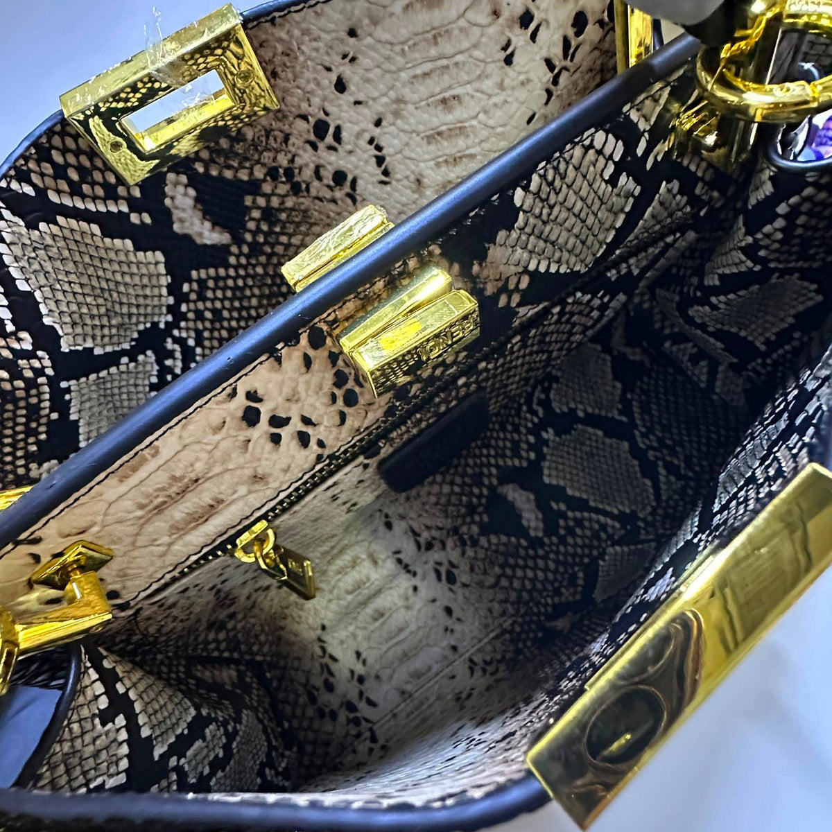 FENDI 

COPY ONE 
NEW CAME 
190 dhs🇦🇪🇦🇪

Zain39
♥️♥️♥️