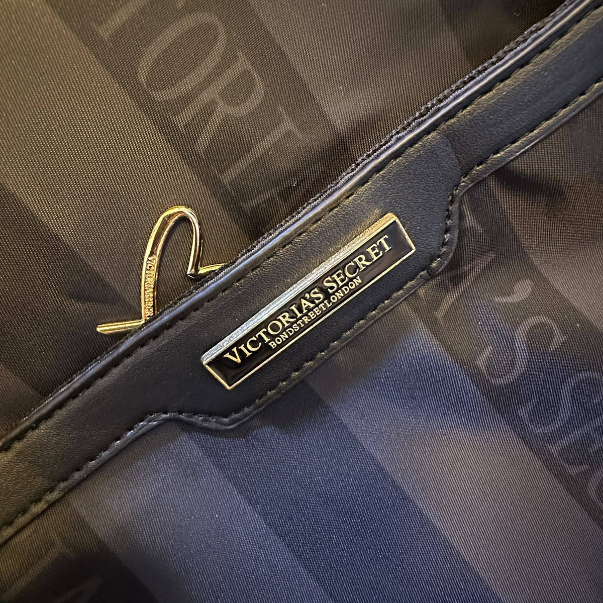 Victoria's Secret 

travelling bag 
new came 
big size
 good quality 
105 dhs🇦🇪🇦🇪

Zain295
♥️♥️♥️