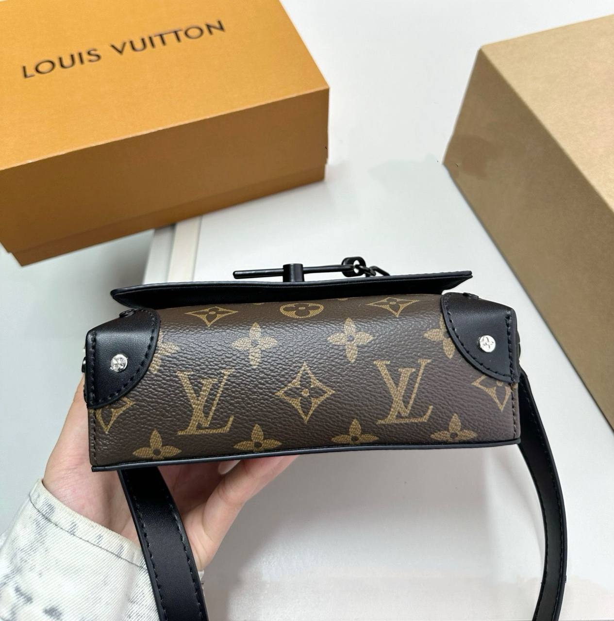 LV
 UNISEX GOOD QUALITY 
WITH BOX 
🎁🎁🎁

85 dhs✅

Zain295
♥️♥️♥️