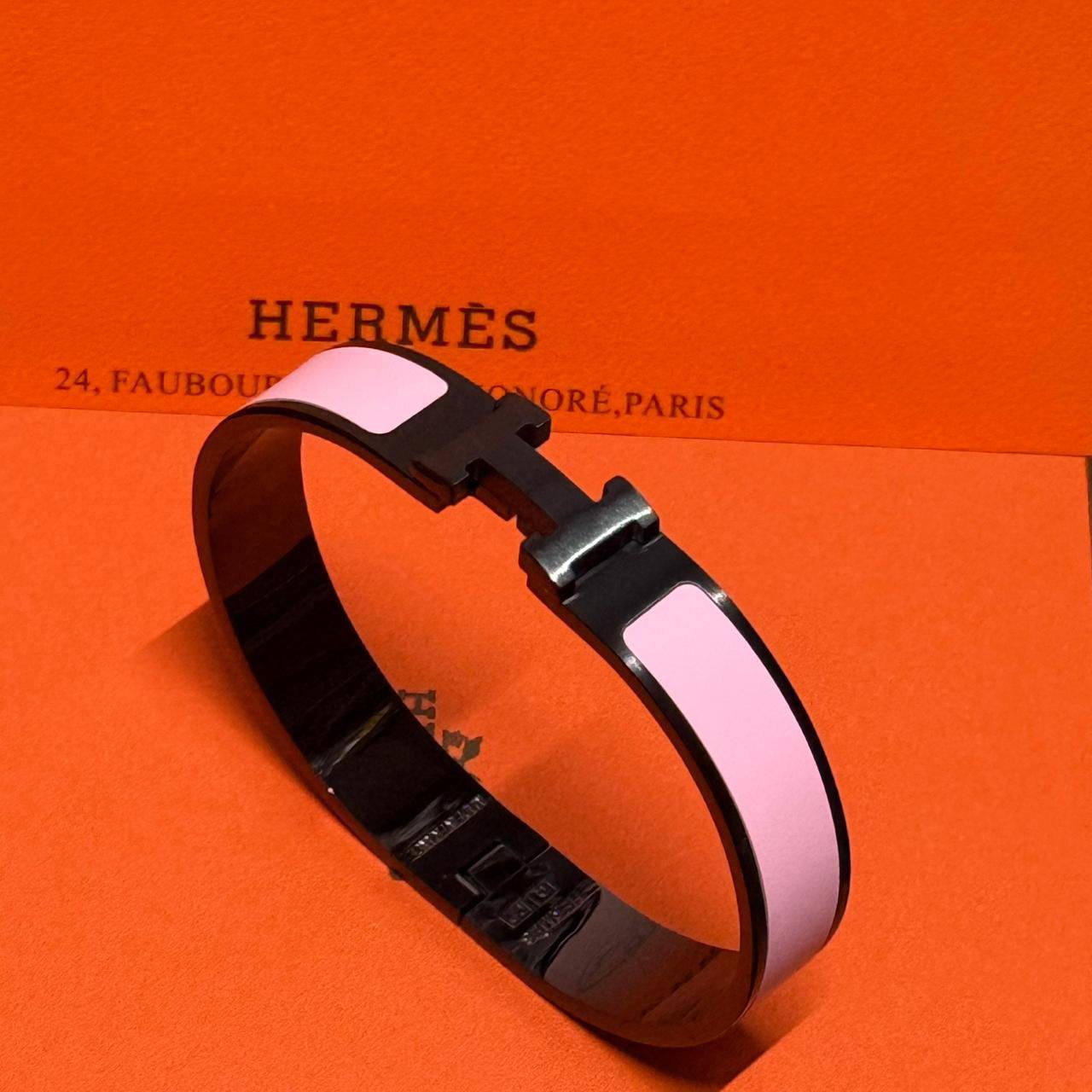 Hermes ❤️‍🔥*
Bangle ✨
Master quality 💯
Size 17,19,21
With normal boxes 📦 
55 dhs❤️
With master box 🗃️ 
65 dhs❤️

Zain216
♥️♥️♥️