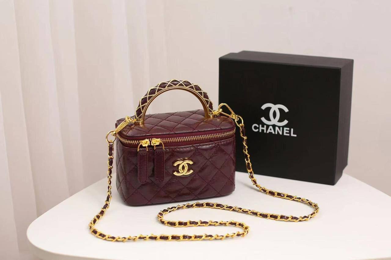 💗 Chanel hot design
1⃣️  First quality +🎁
Size : 17.5  * 11.5 cm
95 dhs✅
with box🎁

Zain115
♥️♥️♥️