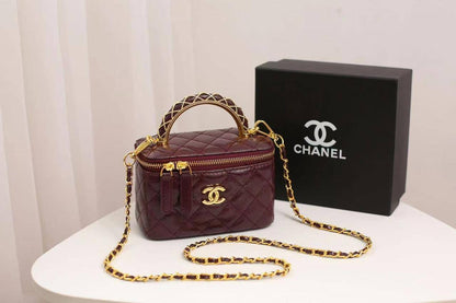 💗 Chanel hot design
1⃣️  First quality +🎁
Size : 17.5  * 11.5 cm
95 dhs✅
with box🎁

Zain115
♥️♥️♥️