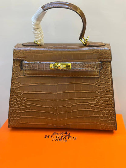 Hermes
Good quality 
Size 25cm
110 dhs✅
With box 📦🔥

Zain70
♥️♥️♥️