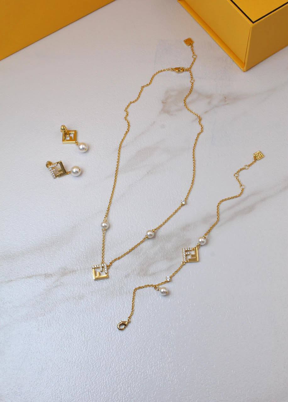 FENDI 💛
* *New Collection* 💛✨💎💎
    *  Fendi O'Lock Necklace  , Earings with Braclet
* Full Set
↗️ *Super Master Quality ®️*
*260 dhs💓* with *Normal* Box
*290 dhs💓* with *Orignal* Box

Zain106
♥️♥️♥️