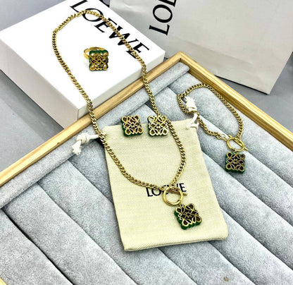 Tiffany set* 🍁
Necklace 
Earrings 
Stainless non tarnished 

40 dhs🪙🌨️
normal box 📦

Zain48
♥️♥️♥️