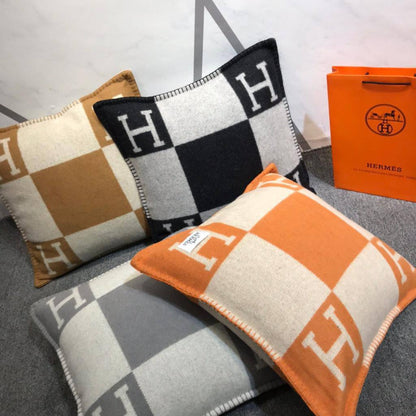 New collection 
Master 
Throw blanket in Merinos wool and cashmere (90%
rinos wool, 10% cashmere)
Size 135*170
👉🏽Blanket 
140 dhs🪙🌨️
👉🏽Pillows with feeling
80 dhs🪙🌨️

Zain99
♥️♥️♥️