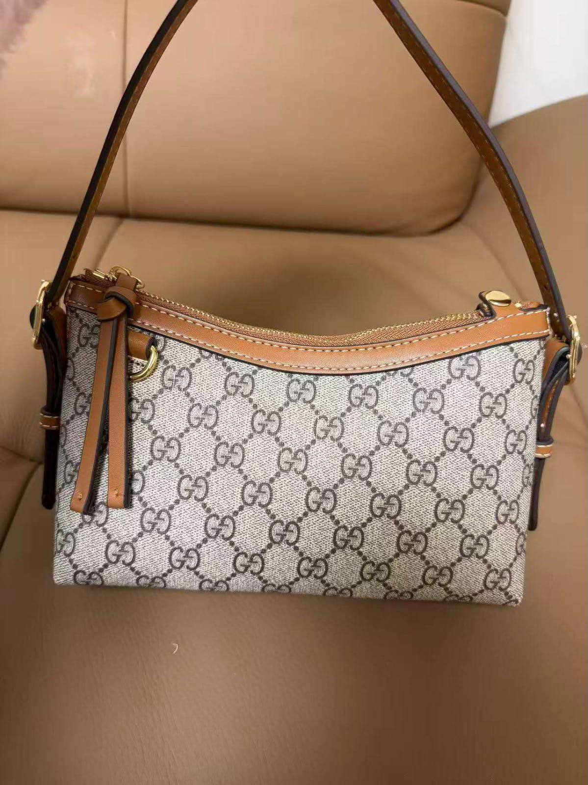 Gucci 
with box 
100 dhs✅

Zain215
♥️♥️♥️