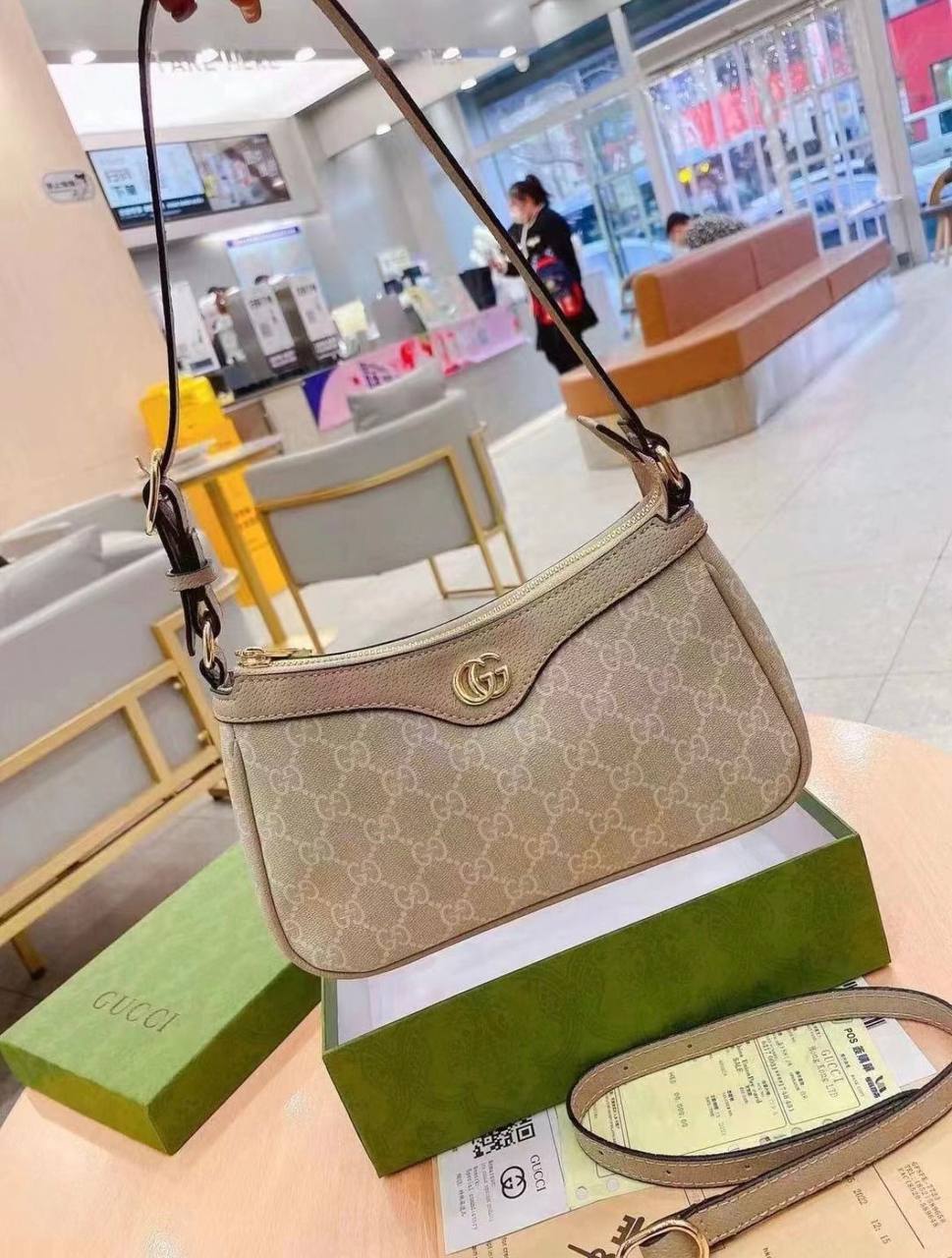 Gucci
90 dhs✅
With Box

Zain50
♥️♥️♥️